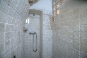 Shower, hair dryer, towels, shampoo - La maison panoramique by Rentbeat (Ostuni)