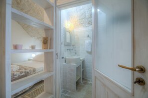 Shower, hair dryer, towels, shampoo - La maison panoramique by Rentbeat (Ostuni)