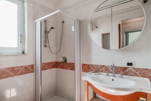 Regadera, secadora de cabello, bidet, toallas