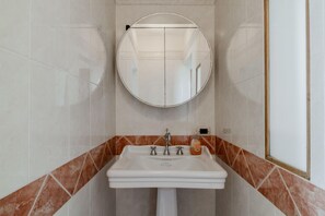 Douche, sèche-cheveux, bidet, serviettes fournies