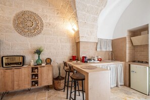 Kühlschrank, Herdplatte, Wasserkocher mit Kaffee-/Teezubehör