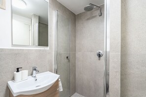 Shower, hair dryer, bidet, towels - Portici Guest House by Rentbeat (Fasano)