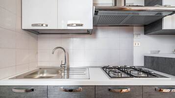 Frigorifero, forno, piano cottura, pentole/stoviglie/utensili