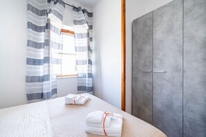 2 bedrooms, iron/ironing board, WiFi, bed sheets