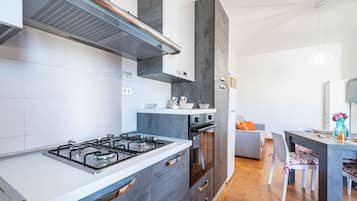 Frigorifero, forno, piano cottura, pentole/stoviglie/utensili