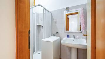 Douche, sèche-cheveux, serviettes fournies, shampoing