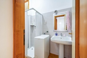 Shower, hair dryer, towels, shampoo