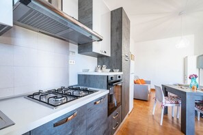 Fridge, oven, stovetop, high chair - Residence Anna by Rentbeat (Villanova)