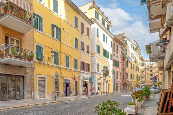 صورة غير مصنفة، 1 من 34، زرّ