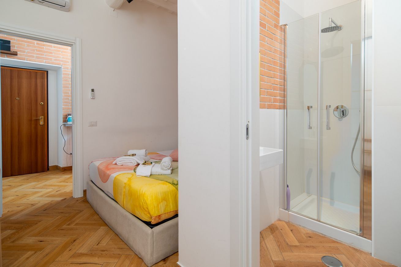 Dusche, Haartrockner, Handtücher, Shampoo