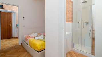 Dusche, Haartrockner, Handtücher, Shampoo