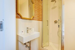 Shower, hair dryer, towels, shampoo - La Posada - Camera 2 by Rentbeat (Civitavecchia)