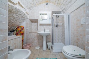 Dusche, Haartrockner, Bidet, Handtücher