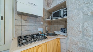 Frigorifero, microonde, piano cottura, pentole/stoviglie/utensili