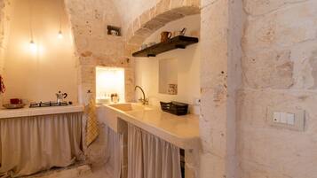 Refrigerador, placa de cocina, silla alta para bebés