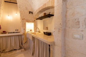 Køleskab, kogeplade, højstol, køkkentøj/tallerkener/redskaber