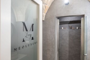 Shower, hair dryer, towels - MeoLuxury Suite by Rentbeat (Fasano)