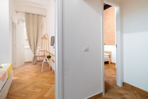 1 dormitorio, tabla de planchar con plancha, wifi y ropa de cama