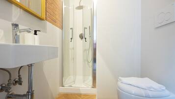 Een douche, een haardroger, handdoeken, shampoo