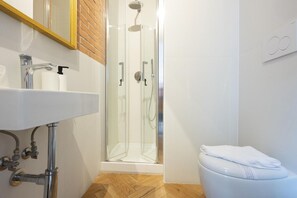 Shower, hair dryer, towels, shampoo - La Posada - Camera 3 by Rentbeat (Civitavecchia)