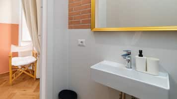 Dusche, Haartrockner, Handtücher, Shampoo