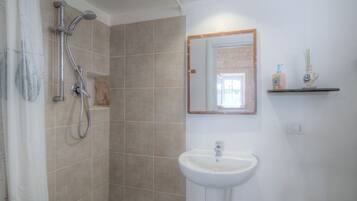 Dusche, Haartrockner, Handtücher, Shampoo