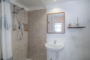 Bruser, hårtørrer, håndklæder, Shampoo