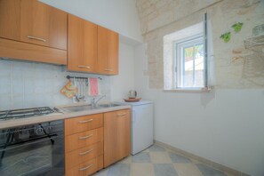 Køleskab, ovn, kogeplade, højstol