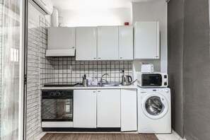 Kühlschrank, Mikrowelle, Herdplatte, Wasserkocher mit Kaffee-/Teezubehör