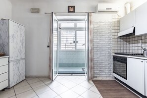 Kühlschrank, Mikrowelle, Herdplatte, Wasserkocher mit Kaffee-/Teezubehör