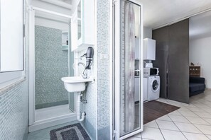 Shower, hair dryer, towels, shampoo