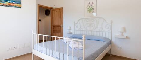 2 bedrooms, iron/ironing board, travel cot, WiFi