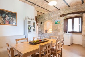 Dining - Nonna Assunta by Rentbeat (Abbateggio)