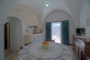 Dining - Masseria Fumarola Il Cavaliere III by Rentbeat (Ostuni)