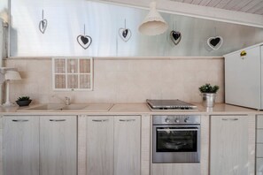 Kühlschrank, Ofen, Herdplatte, Wasserkocher mit Kaffee-/Teezubehör