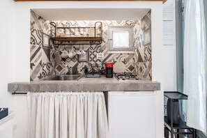 Réfrigérateur, plaque de cuisson, cafetière/bouilloire, chaise haute