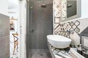 Shower, hair dryer, bidet, towels - San Nicola Guest House by Rentbeat (Fasano)