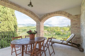 تناول الطعام بالخارج