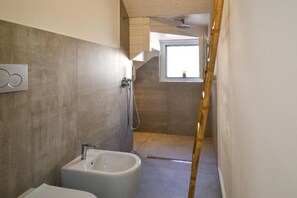 Douche, articles de toilette gratuits, sèche-cheveux, bidet