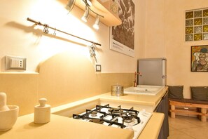 Frigorífico, placa de cocina, cafetera o tetera y trona infantil
