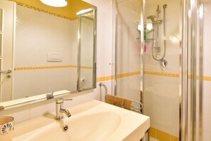 淋浴设施、吹风机、毛巾、洗发水