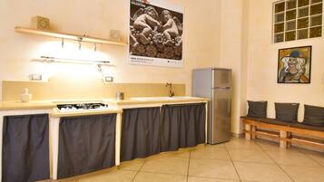 Frigorifero, piano cottura, macchina per tè/caffè