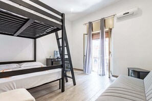 1 bedroom, iron/ironing board, WiFi, bed sheets - Street View Apartment by Rentbeat (Bari)