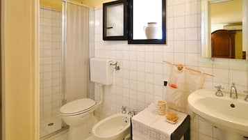 Dusche, Haartrockner, Handtücher, Shampoo