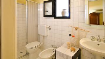 Dusche, Haartrockner, Handtücher, Shampoo