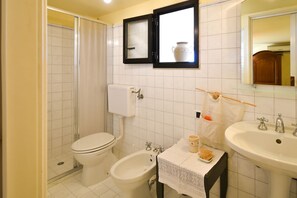 Dusj, hårføner, håndklær og sjampo