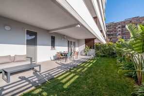 Outdoor dining - The Tropical Corner by Rentbeat (Roma)