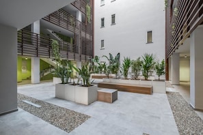 المنشأة من الداخل