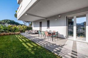 Outdoor dining - The Tropical Corner by Rentbeat (Roma)