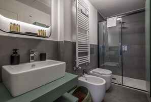 Dutxa, assecador de cabells, bidet i tovalloles 